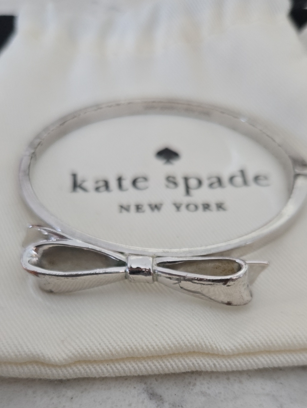 🎀 Kate Spade New York Silver Tone Bow Bangle Bracelet Dainty Sophisticated 🎀